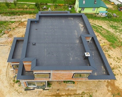 budowa domu z płaskim dachem