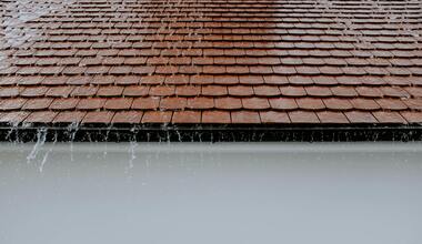 Rozwiązanie problemu zastoin wodnych na dachu – spadki styropianowe